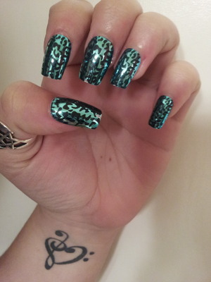 super cute metallic leopard print nails! 