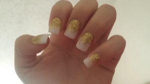 gold and white nails I'm totally in love