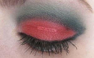 Holiday Cut Crease. http://www.neutrakris.com/2011/12/video-i-can-wear-red-eyeshadow-too.html
