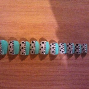 http://etsy.com/shop/JennysObsession
12 predesigned nails for $4
