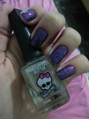 Glitter + "Psico" nails.