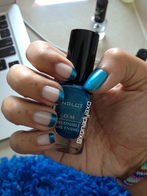 Just a simple french mani but instead of using white nailpolish for the tips, I used a blue nailpolish from Inglot :) x