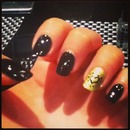 black and gold nails 