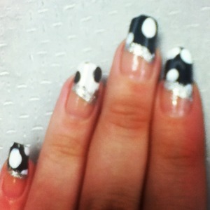 Black & White Polka Dotsss ( : 