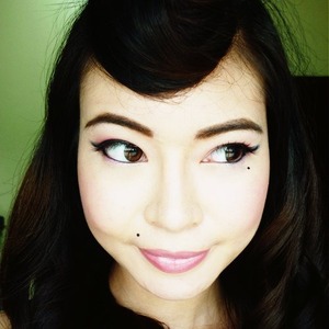 Tutorial here >> http://www.vannychanel.com/sweet-retro-makeup-tutorial/