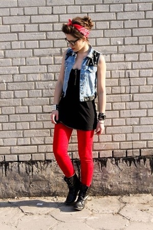 What to wear with red leggings.