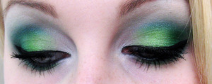 White/green/turquoise green

http://trickmetolife.blogg.se
