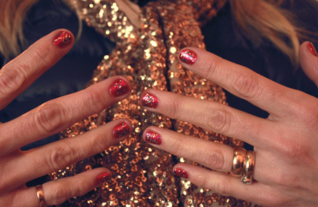 Robin is feeling festive in a sparkling metallic mani done with OPI polishes in DS Bold and Living Daylights to match her scarf.