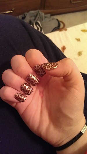 Super easy cheetah manicure!