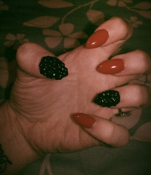 red and blk stiletto nails w/blk stones