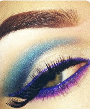 I love the bold colours and defined eyebrows ♥