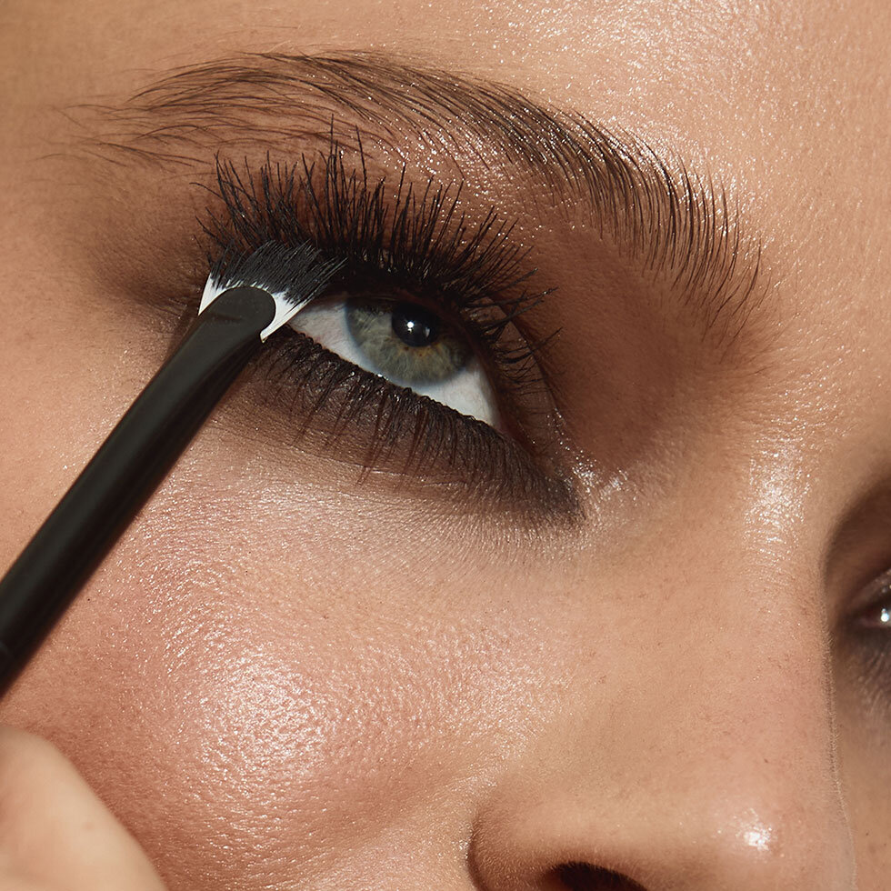 María Catalá Beauty model using the 15 Lash Fan Brush