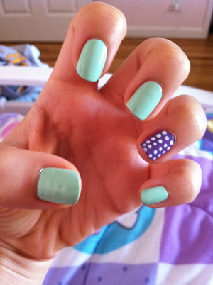 For some reason these nails reminded me of ice cream...
Colors: Sally Hansen Mint Sorbet, OPI A Grape Fit (ring finger) 