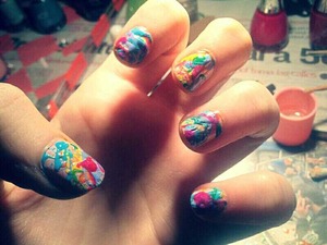 salpicados de uñas con diferentes colores :)