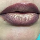 Jeffree Star king tut highlighter topped on the center of the lips 