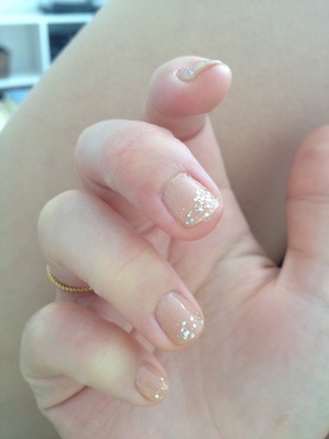 I love nude nails and this here is a glitter kombo. 