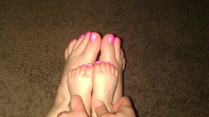 Mommy and daughter matching toe nails