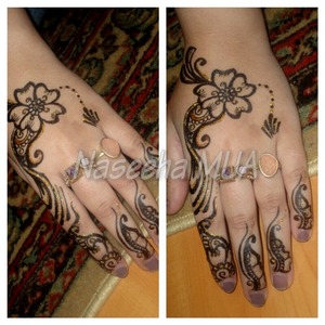 Simple henna/ tattoo design.