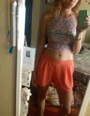 Hey everyone this is what I wore today!
Halter top - Aeropostale
Shorts - Charlotte Russe
Body chain - forever21 