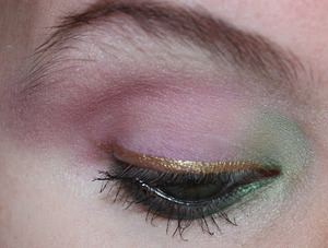 I realized a fresh look using absolutely matte eyeshadows and the wonderful gold eyeliner by Kiko (I completely fall in love with this eyeliner!!).
Summarizing:

EYESHADOWS: from  the Light Impulse eyeshadow palette which belongs to kiko's Elegant Shades  Collection (here another make up where I used this palette). 

MASCARA: the falsies volum'express by Maybelline;

EYESHADOW BASE: Elizabeth Arden eye primer (more info here);

EYE PENCIL: Multiplay 09 by Pupa (here another make up where I used this pencil);

EYELINER: the wonderful(and resistant!!!)Kiko Super Colour Eyeliner number 101 (here another look with this gold eyeliner);


Let me know your critic opion about this look!
Kisses=)