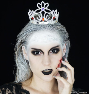 http://www.smokeanddiamonds.de/2013/10/this-is-halloween-evil-white-queen.html 