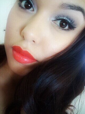 Natural eyemakeup with coral lips