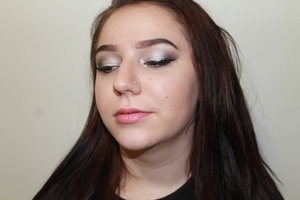 First ball/prom makeup I've done, tried not to overdo it too much (didn't want to bite off more than I could chew)
Just a simple silver shimmery lid with a slight smoke-out, a thin cat eye, and corner lashes
Didn't play up the eyebrows too much as I didn't want too much going on in the face that it would become distracting
Very simple foundation, contour and highlight
And a neutral pink on the lips with a slight gloss