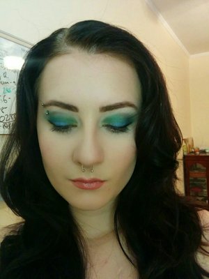blues, greens, some gold... make for a lovely eye look