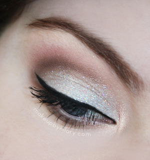A neutral look with some glitter on the lid. Perfect for an x-mas party!