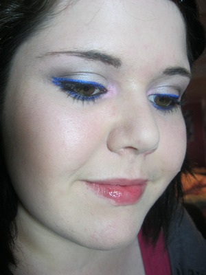 This is my 4th of July Makeup look. You can't really see the pinky/red highlight on the corner of my eyes but oh well =P