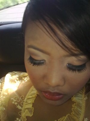 Brown smokey eyes with dramatic lashes and neutral lips ^^