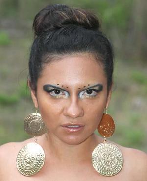 Makeup Inspirado en UFOs Gold Dangle Earrings Patrocinado por The iLL Lineshttp://www.etsy.com/shop/TheiLLLines?ref=pr_shop_more#