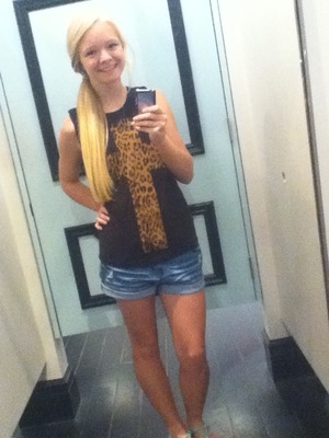 What do you think of this outfit? Shirt is from Forever 21 and the shorts from Wet Seal. 