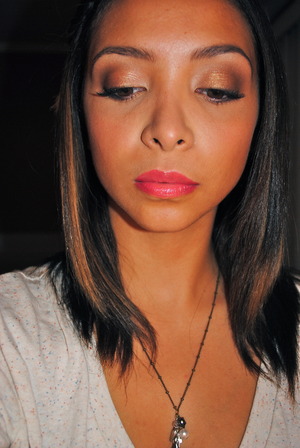 Pretty bronzey look paired with pink lips.