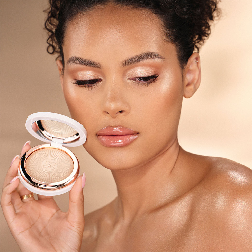 Anastasia Beverly Hills model wearing the Glow Seeker Highlighter