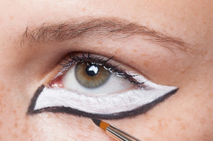 HALLOWEEN MAKEUP EFFECTS: Outline the white shape