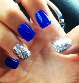 Blue nails and glitter 