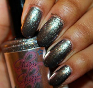 This is my third custom polish from Glam Glaze.♥ A gorgeous metallic silver with golden shimmers, and a slight pink-green duo-chrome finish. Absolutely stunning.
Love it so much.♥♥♥♥♥