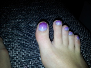 Made it with a sponge, dark purple, a middle ton of purple and very light purple. On top lilac Glitter polish