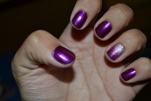 Purple nails and a silver-purple gradient statement nail