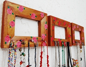 Necklace Roses Holder DIY

Tutorial: http://www.youtube.com/watch?v=u4ViJHKqvPA