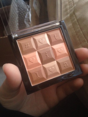 Stila Sweet Treats Bronzing Powder I received today. It is so cute!!! Looks like chocolate and is silky smooth. 