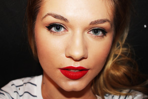 Ah the good ol' classic pin-up look. I went back to the basics because it’s been so long since I’ve done any real makeup looks. This look consists of a simple red lip, winged liner, and neutral eyeshadow with a hint of shimmer.