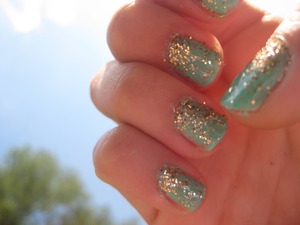 Used one coat of Essie Turquoise and Caicos, then added another coat and sprinkled some fine sparkles on the top. Finish with top coat 