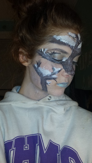 im NOT a very good face painter obviously. but this was my first try so oh well.