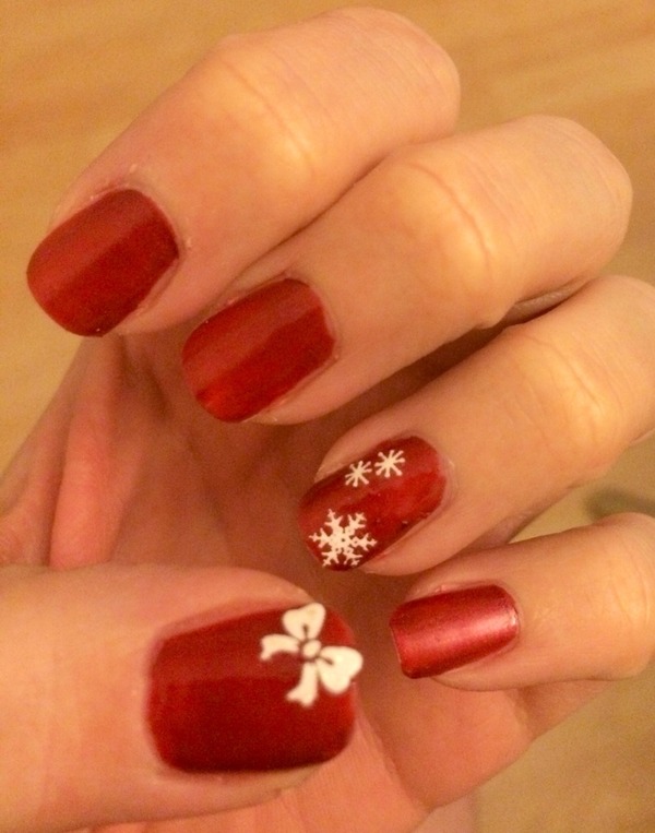 40 Beautiful Christmas Nail Designs On Short Nails - Social Beauty Club