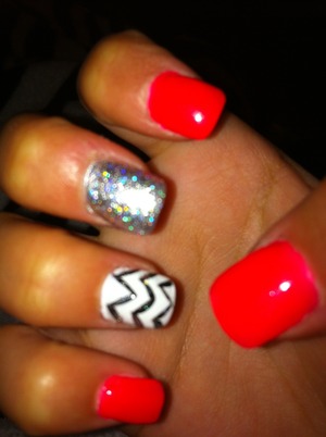 Pretty chevron nails with glitter
