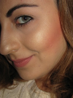 Mac kinda sexy lipstick
Essence highlighter
StyleGlaze Blog for detailed look
