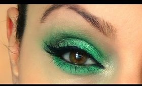 Festive Green Smokey Eye Makeup For The Holidays, using glitter