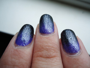 glitter top coat helped hide the fact that i didn't do so well on this gradient, haha ('^,^)>